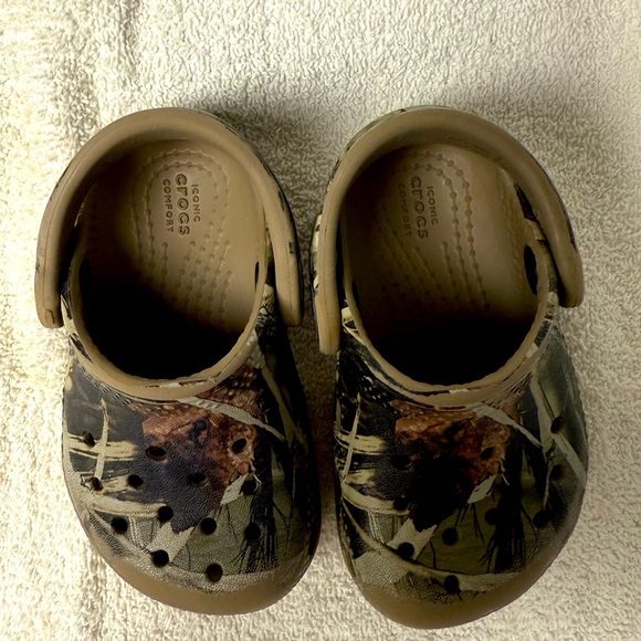 The Crocs Kids Toddler Size C 4 Baby Camo Slip On Clogs Unisex - Picture 4 of 9